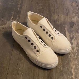 Women’s 7.5 Bamboo cream canvas shoes